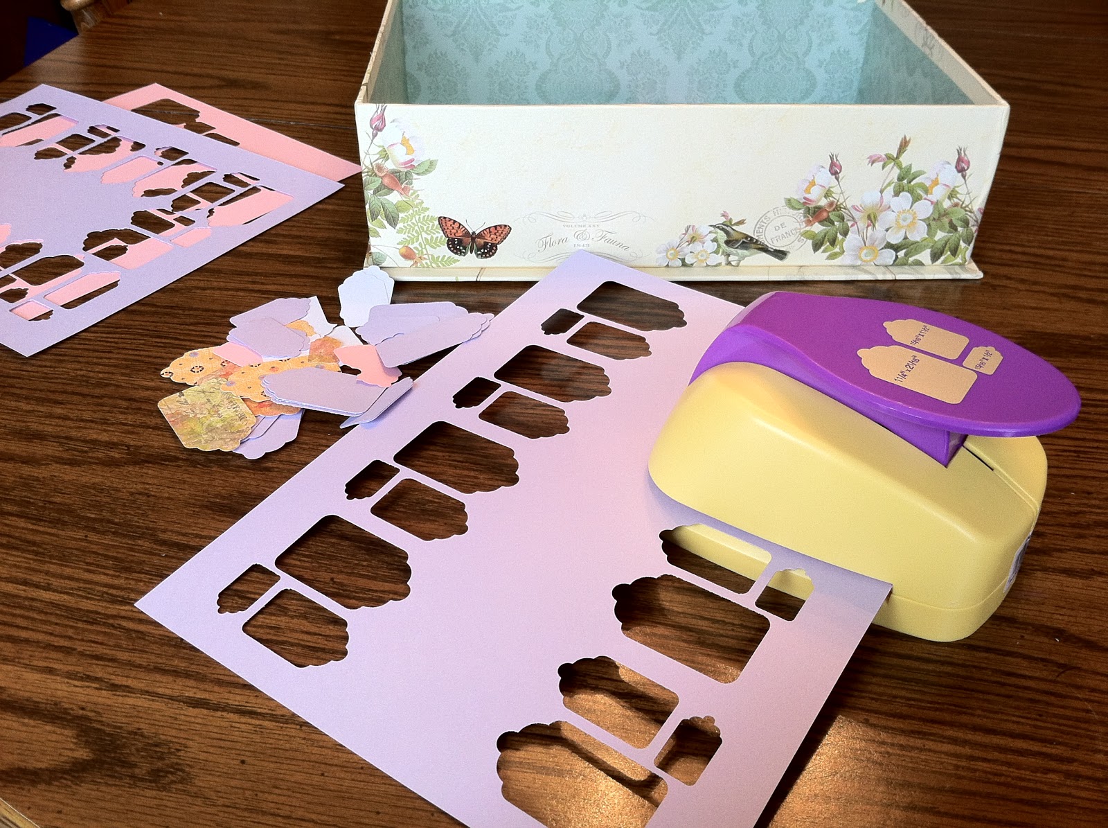 Annabelle's Craft Room New Craft Toy Scalloped Gift Tag Paper Punch